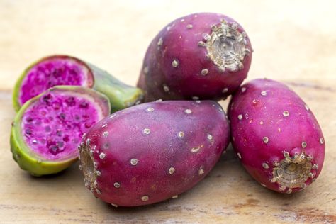 Add cactus fruit to smoothies, pancakes, energy bites, sugar-free jam and other diet-friendly desserts. Benefits Of Cactus, Cactus Benefits, Edible Cactus, Prickly Pear Recipes, Cactus Recipe, Prickly Pear Juice, Fruit Images, Cactus Pears, Cactus Fruit