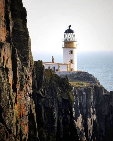 🏴󠁧󠁢󠁳󠁣󠁴󠁿 are proud to present our Scotland loves of the day! •••••••••••••••••••••••••••••••••••••••••••••• 🏅ARTIST @landsofscotland… Neist Point, God Is In Control, Isle Of Skye Scotland, Skye Scotland, Scotland Highlands, Beacon Of Light, Boat Painting, Light House, Isle Of Skye