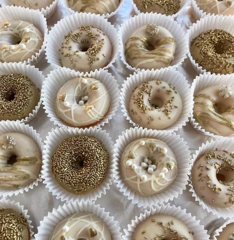 Beige And White Birthday Decor, Gold Dessert Ideas, Donut Dessert Table, 17. Geburtstag, Gold Donuts, Donut Decorating Ideas, Bear Baby Shower Cake, Baby Gender Reveal Party Decorations, Baby Shower Sweets