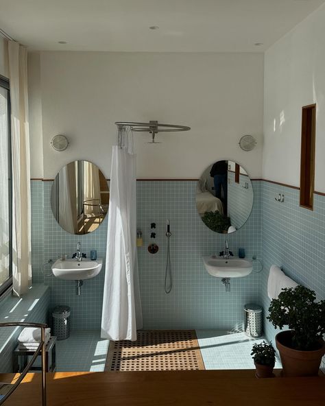 Bathroom One Color, Pastel Blue Bathroom, Baby Blue Bathroom, Bathroom Scandinavian Style, Blue Brown Bathroom, Blue Tile Bathroom, Vintage Blue Bathroom, Nyc Bathroom, Scandi Bathroom