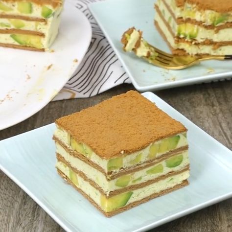 Avocado Graham Cake | cream, cake | Avocado Float with delicious layers of sweetened avocado cream and graham crackers. It's easy to make with no baking required! | By Kawaling Pinoy Recipe Blog Avocado Graham Float, Graham Cake Filipino, Avocado Float, Filipino Merienda, Graham Dessert, Graham Cake, Kawaling Pinoy, Pinoy Recipe, Pinoy Dessert