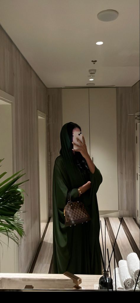 Emerald Green Abaya Outfit, Abaya Girl Aesthetic, Aesthetic Abayas, Dark Green Abaya, Abayas Aesthetic, Casual Abaya Outfits, Khaleeji Girl Aesthetic, Abaya Aesthetic, Abaya Girl