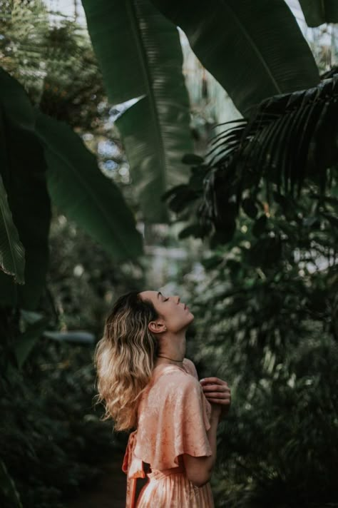 Collab Photoshoot, Portrait Photo Original, Botanical Garden Photo Shoot, Portret Feminin, Era Victoria, Garden Photoshoot, Outdoor Portrait Photography, Social Video, Outdoor Portrait