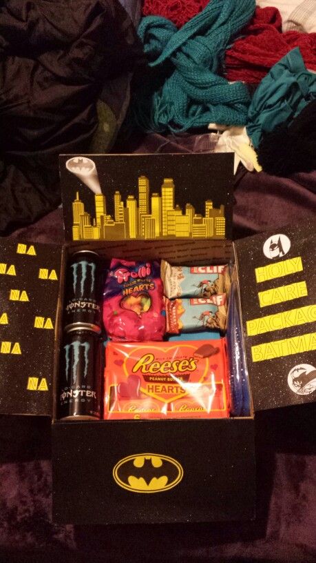 Batman care package for my marine :) hope he likes all this junk! There's like 8 more cans of Monsters under everything, this is actually like a day's worth for him 😒💓 Batman Card For Boyfriend, Batman Gift Basket, Christmas Present For Boyfriend, Batman Crafts, Batman Valentines, Birthday Present For Brother, Batman Gifts, Spiderman Gifts, Boyfriend Gift Basket