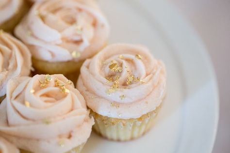 Light pink rose cupcakes with gold flakes for a pink and gold wedding♡ Cupcakes With Gold Flakes, Pink Rose Cupcakes, Cupcakes Rosas, Bridal Cupcakes, Gold Cupcakes, Bridal Shower Cupcakes, Pink And Gold Wedding, Rose Cupcakes, Gold Bridal Showers