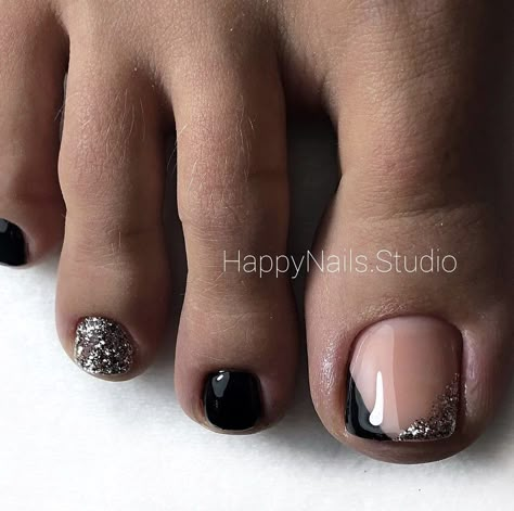 Black And Gold Pedicure, Toes Nails Designs, Toes Nails Colors, Toe Nail Designs For Summer, Toes Nail Art, Gold Toe Nails, Foot Nail Art, Fall Toe Nails, Easy Toe Nail Designs