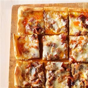 Brat & Bacon Appetizer Pizza Recipe -Brats and bacon on pizza are a fine beginning, but I jazz them up with apricot preserves and honey mustard. These cheesy bites please my toughest critics. —Colleen Vrooman, Waukesha, WI Sweet Potato Tartlets, July 4th Appetizers, Appetizer Pizza, Bacon Appetizer, Pizza Appetizers, Fall Appetizers, Bacon Appetizers, Easy Party Food, Potluck Recipes