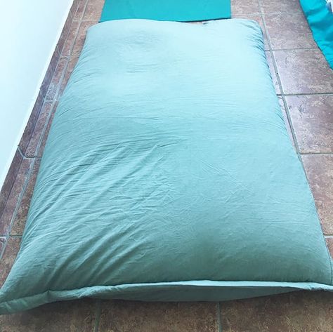 How to make a bean bag chair out of old blankets - Hungarican Journey Diy Memory Foam Bean Bag Chair, Diy Bean Bag Couch, Diy Giant Bean Bag Chair, Diy Bean Bag Cover, Diy Bean Bag Chair Pattern, Beanbag Bed, Make A Bean Bag Chair, Bean Bag Chair Pattern, How To Make A Bean Bag