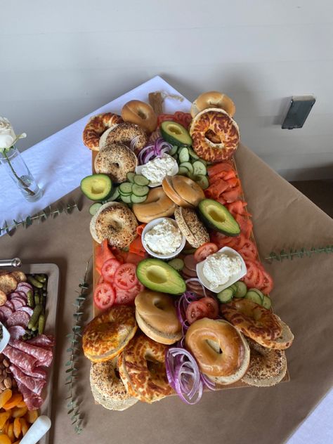 Bagel Charcuterie Board Ideas Simple, Bagel Board Display, Bagel Board Ideas, Bagel Tray, Bagel Boards, Group Brunch, Brunch Platter, Bagel Board, Hens Ideas