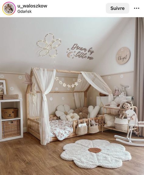 Monisorri Baby Rooms, Small Room Toddler Girl, Girls Montessori Bedroom, Baby Girl Toddler Room, One Year Old Room Ideas Girl, Toddler Girl Montessori Bedroom, Montessori Girl Bedroom, Montesorri Bedroom Toddler, Cozy Toddler Bedroom