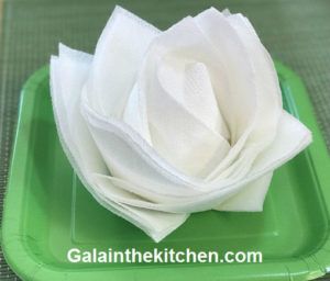 How to Fold Paper Napkin Fancy Way Napkin Folding Flower, Fold Paper Napkins, Napkin Origami, Diy Napkin Folding, Fancy Napkin Folding, Paper Techniques, Napkin Rose, Paper Napkin Folding, Paper Serviettes