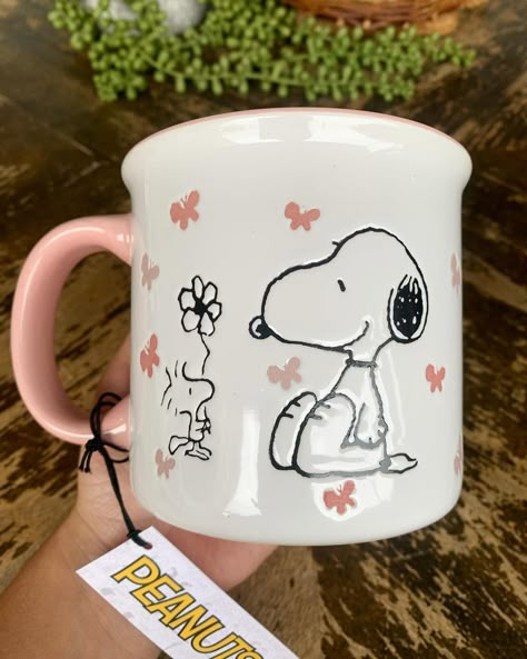 Snoopy Pottery Painting, Snoopy Pottery, Snoopy Mug, Ceramic Cafe, Snoopy Collectibles, Color Me Mine, Snoopy Pictures, Pretty Cups, Snoopy Love