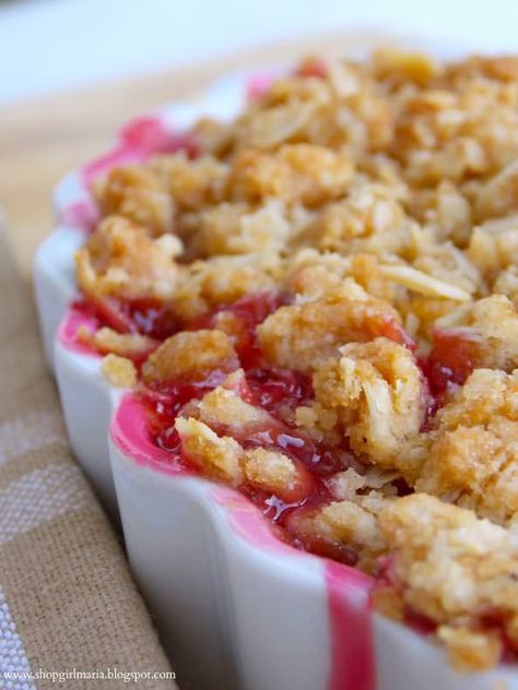 Cooked Fruit, Rhubarb Crunch, Rhubarb Dessert, Raspberry Crisp, Exquisite Food, Oatmeal Crisp, Raspberry Rhubarb, Raspberry Desserts, Rhubarb Desserts