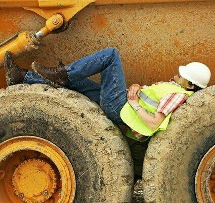 Safety Moment, Safety Town, Falling Asleep At Work, Safety Pictures, Safety Fail, Job Fails, Darwin Awards, Construction Safety, You Had One Job