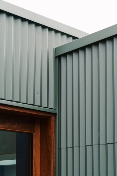 Green panels "camouflage" Folded House in Cambridge by Westerdahl Metal Cladding Facade Architecture, Corrugated Metal House, Green Metal Siding, Industrial Building Design, Zinc Cladding, Steel Cladding, Cladding Design, Case Study Houses, Tile Cladding