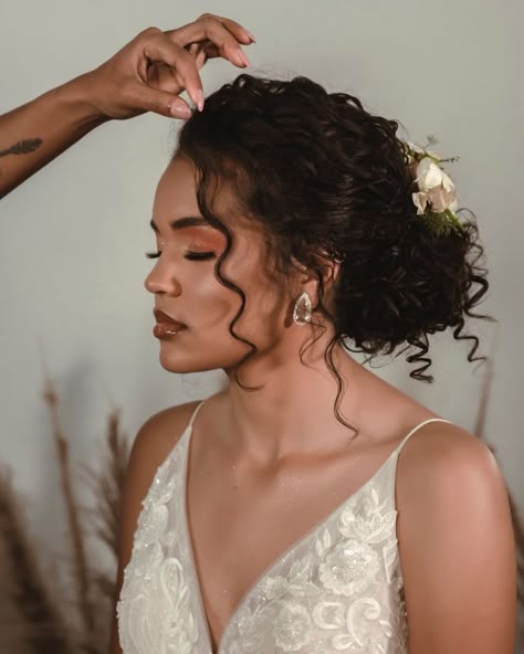 Bride Natural Curly Hair, Natural Curly Fancy Hairstyles, Fun Bridal Hairstyles, Wavy Hair Bridal Hairstyles, Naturally Curly Low Bun Wedding, Natural Curls Wedding Hair Veil, Wedding Hair Mixed Women, Naturally Curly Formal Hair, Bride Hairstyles For Curly Hair Natural Curls