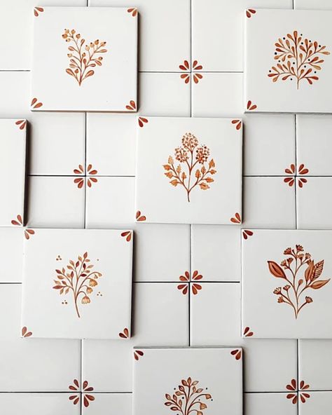 Hand Painted Subway Tile, Kitchen Tiles Pattern, Handmade Kitchen Tiles, Floral Tile Backsplash Kitchen, Ceramic Tile Design, Small Kitchen Tiles Ideas, Italian Kitchen Tiles, Hand Painted Tiles Diy, Kitchen Design Vintage