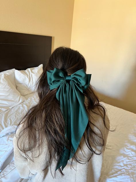 Hair Bow Scrunchie, Silk Hair Accessories, Moños Aesthetic, Hair Bows Aesthetic, Silk Hair Bow, Bow Hairstyles, Japanese Trends, Bows Coquette, Bow Aesthetic