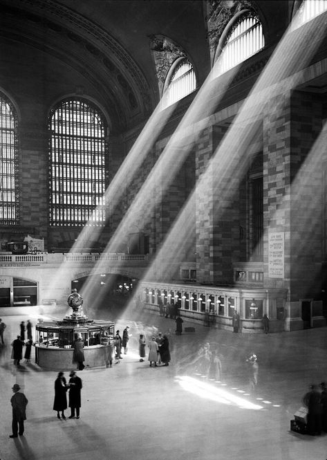 Stunning picture of Grand Central Station New York Penn Station, Old Train Station, New York Architecture, Grand Central Terminal, Grand Central Station, Old New York, New York Central, Old Train, Train Stations