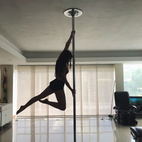 Pole Dancer Aesthetic, Dancer Aesthetic, Mode Indie, Pole Dance Fitness, Pool Dance, Dance Aesthetic, Pole Moves, Pole Tricks, Pole Art