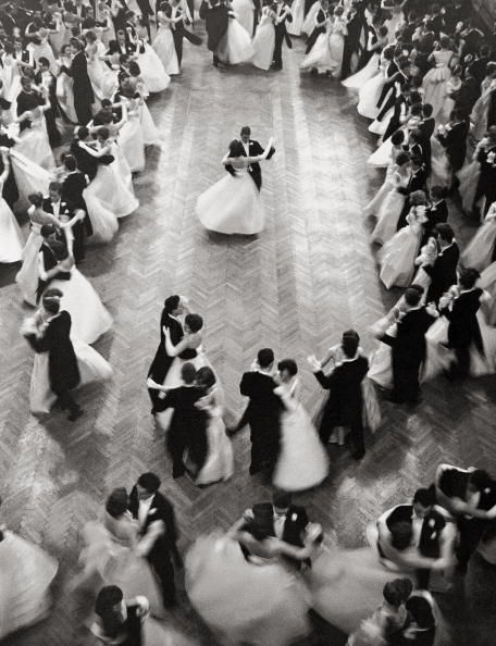 * Opening waltz at 'Philharmonikerball', ball of the Vienna Philharmonic Orchestra. Photography. 1959. (Photo by Imagno/Getty Images) 1930s Ballroom, Ball Room Aesthetic, Waltz Aesthetic, Ballroom Dancing Aesthetic, Orchestra Photography, Vienna Ball, 1900s Aesthetic, Ballroom Aesthetic, Ball Dancing