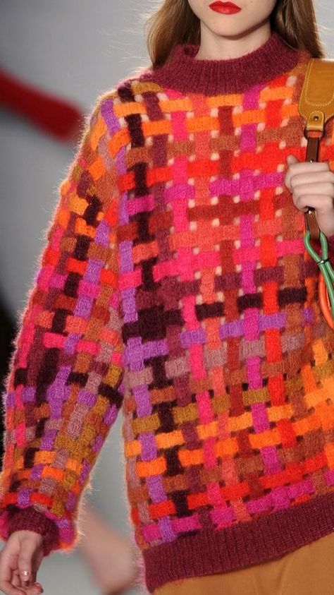 Fashion Knitting, Fashion Knitwear, Knitting Fashion, Knitwear Inspiration, Design Moda, Knitwear Fashion, Orange And Pink, Knit Fashion, Knitting Inspiration