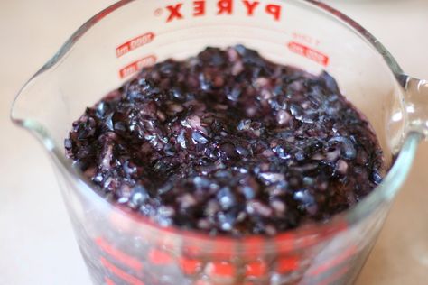 What is freezer jam? Well, it’s similar to cooked jam, except that instead of being cooked and processed to a shelf-stable state, freezer jam is raw and is simply stored in the freezer. It’s super-duper easy, and I think that the resulting product is something like 1000 times tastier than the canned counterpart. The fruit … Blueberry Freezer Jam, Grape Jam Recipe, Huckleberry Recipes, Canning Jam Recipes, Blueberry Jam Recipe, Freezer Jam Recipes, Grape Jam, Jam Recipes Homemade, Grape Recipes