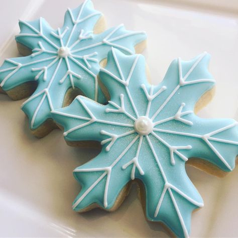 Decorating Snowflake Cookies, Snowflake Cookie Designs, Snowflake Sugar Cookies Decorated, Snow Cookies Decorated, Snowflake Cookies Decorated Royal Icing, Star Sugar Cookies Decorated, Snowflake Decorated Cookies, Snowflake Royal Icing Cookies, Snowflake Decorated Sugar Cookies