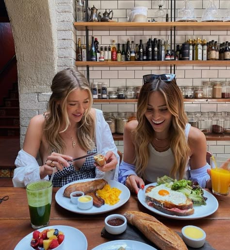 Brunch With Girlfriends, Family Brunch Aesthetic, Brunch Pics, Payton Sartain, Best Friend Images, Girls Brunch, Spring Sunshine, Brunch Restaurants, Summer Picture Poses