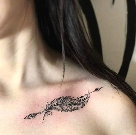 19 Tatuaje de Pluma y Flecha en clavicula negro A Feather Tattoo, Feather Tattoo Black, Quill Tattoo, Arrow Tattoos For Women, Tattoo Diy, Tato Henna, Unalome Tattoo, Feather Tattoo Design, Bone Tattoos