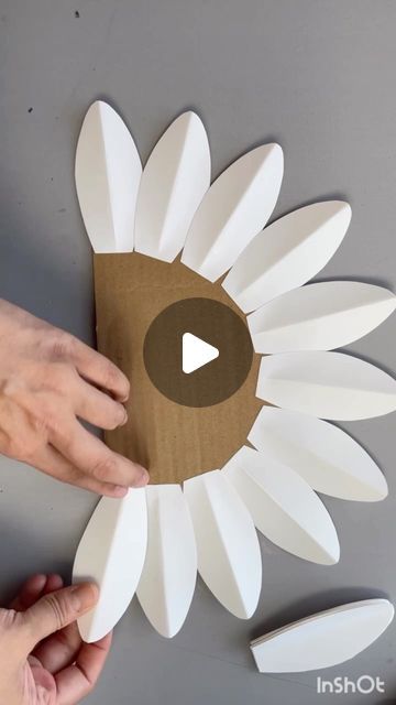 Wall Hanging For School Decoration, Diy Paper Flower Decor, September Diy Crafts, Wall Hanging Diy Paper For School, Diy Crafts For Home Decor Creative, Paper Daisy Flowers Diy, Making Flowers With Paper, Fall Paper Flowers, Paper Leaves Diy