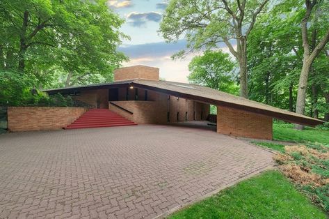 Frank Lloyd Wright Usonian, Usonian House, Frank Lloyd Wright Architecture, Frank Lloyd Wright Buildings, Frank Lloyd Wright Design, Frank Lloyd Wright Homes, Mid Century Architecture, Built In Furniture, House Features