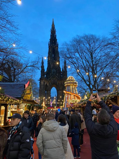 Christmas Markets Edinburgh, Edinburgh Xmas Market, Christmas Aesthetic Edinburgh, Edinburgh Winter Aesthetic, Edinburgh Christmas Market Outfit, Edinburgh In Winter, Edinburgh Scotland Christmas, Edinburgh At Christmas, Edinburgh Market