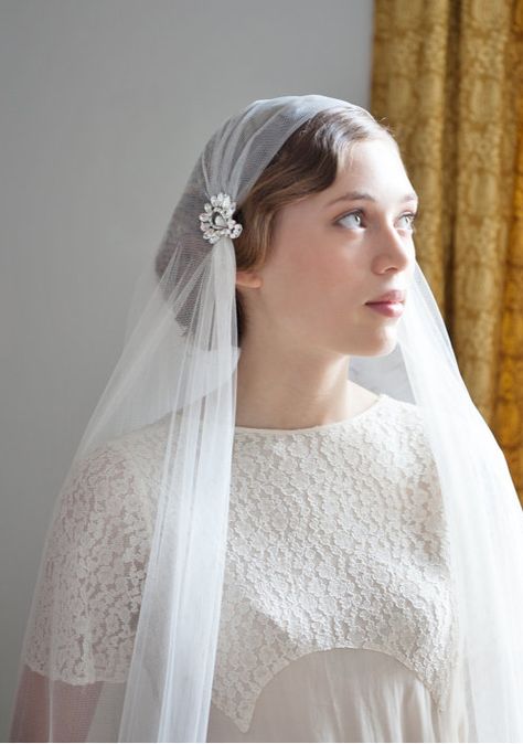 How dreamy is this ivory wedding veil cap? Juliet Cap Veil, Diy Wedding Veil, Ivory Wedding Veils, Juliet Cap, Wedding Veils Short, Wedding Veil Vintage, Cap Veil, White Veil, Vintage Veils