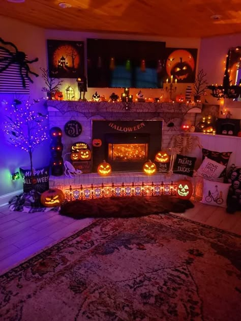 Hocus Pocus Bedroom Ideas, Halloween Decorations Indoor Fireplace, Halloween Themed Living Room, Vintage Halloween Decorations Indoor, Halloween Decorations Indoor Living Room, Halloween Interior, Warm Halloween, Halloween Living Room, Halloween Bedroom Decor