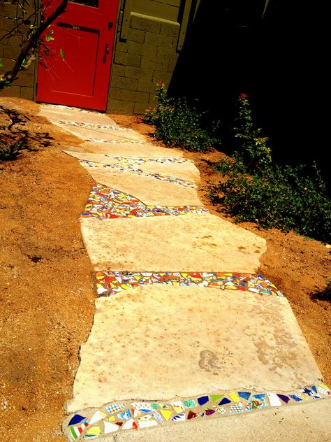 Mosaic between stepping stones. Diy Mosaic Garden, Backyard Crafts, Decorative Stepping Stones, Diy Mosaic, Sensory Garden, Garden Stepping Stones, Stone Walkway, Garden Walkway, Mosaic Garden