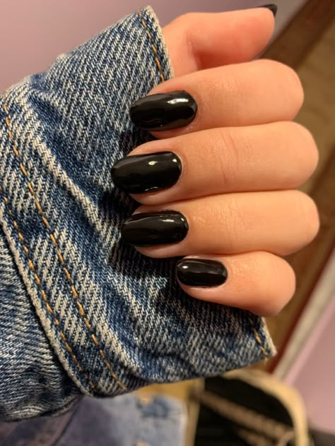 Black Nails Natural Nail, Plain Black Gel Nails, Short Round Acrylic Nails Design Black, Plain Black Nails Short, Black Nails Aesthetic Short, Simple Short Black Nails, Baddie Almond Nails Black, Black Oval Nails Short, Black Nails Painted