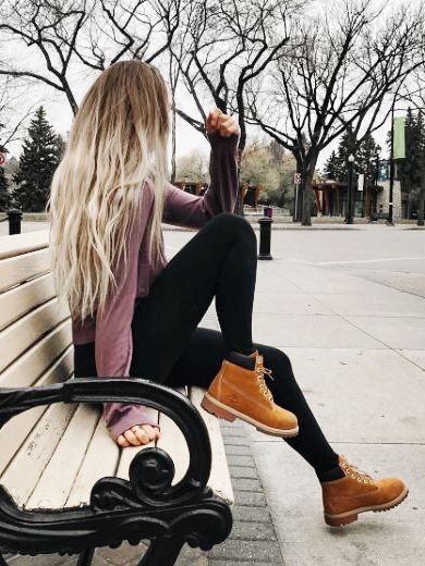 Pinterest:Selena Andrez you're lovely♡ Timberland Outfit, Women Leggings Outfits, Timberland Outfits, Cute Outfits With Leggings, Mode Shoes, Pastel Outfit, Woman Sitting, Timberlands, Legging Outfits