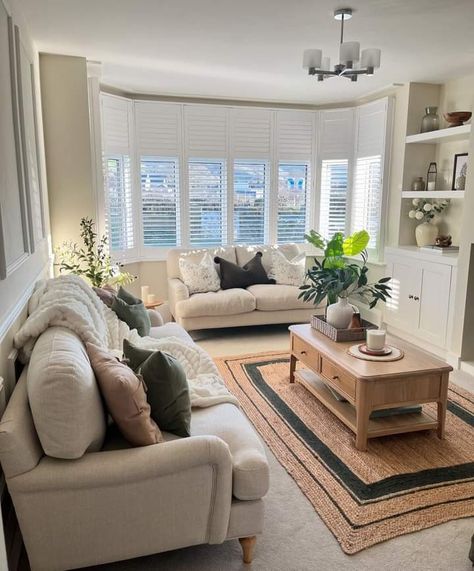 Long Narrow Living Room, Bay Window Living Room, Cozy Living Room Design, Small Lounge, Narrow Living Room, Cosy Living Room, Neutral Living Room, Style Deco, Easy Home Decor