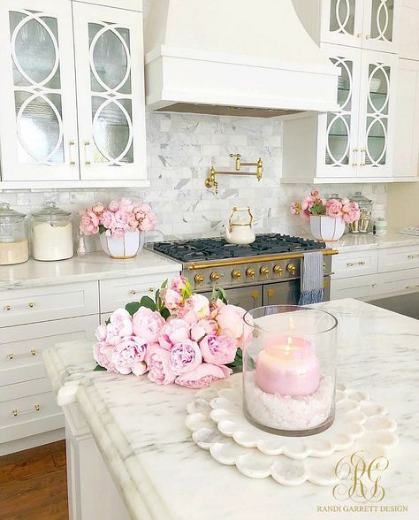 white kitchen marble countertops pink peonies    #pinkpeonies #pinkroses #flowers #flowerarrangement #whitekitchen #marblecounter #marblecountertop White Marble Kitchen Countertops, Gorgeous White Kitchen, White Marble Kitchen, Pretty Kitchen, Casa Vintage, Pink Home Decor, Kitchen Marble, Pink Kitchen, Marble Countertops