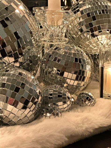 New Year's Eve Tablescape - Celebrate & Decorate New Years Great Gatsby Party, Sequin New Year Party, New Years Party Decoration, Old Hollywood New Years Eve, New Year Event Decoration, New Years Eve Mood Board, Table Setting New Years Eve, News Years Party, New Years Themed Party