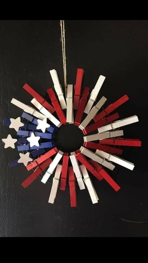 Flag Ornaments Diy, Clothespins Wreaths, Holiday Wreath Craft, Painted Clothespins, Nursing Home Crafts, Clothespin Crafts Christmas, Clothespin Diy Crafts, Wooden Clothespin Crafts, Clothespin Art