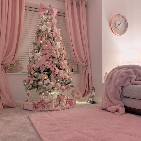 Cozy Pink Christmas, Pink Christmas Bedroom Aesthetic, Pink Winter Decor, Pink Bow Christmas Tree, Christmas Decor Ideas Bedroom Pink, Pink Christmas List, Pink Christmas Bedroom Decor, Pink Christmas Decorations Bedroom, Cutecore Christmas