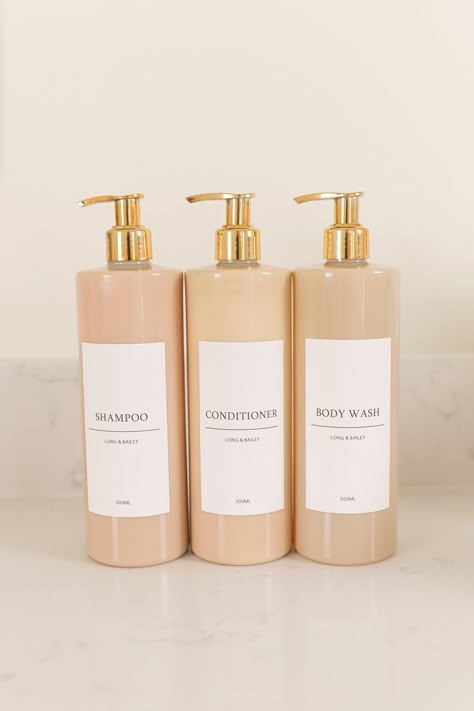 Shower Bottles Ideas, Neutral Bathroom Organization, Matching Bottles Bathroom, Organize Hair Products Bathroom, Beautiful Shampoo Bottles, Pretty Shampoo And Conditioner Bottles, Cute Shampoo And Conditioner Bottles, Cute Shampoo Bottles, Shampoo Bottles Aesthetic