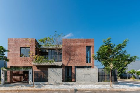 House With Shed Roof, Modern Red Brick House, Brick Modern House, Amatitlan, Modern Brick House, House Front Wall Design, Brick Architecture, Duplex House, Brick Facade