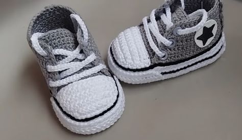 Converse En Crochet, Crochet Converse Pattern, Baby Converse Shoes, Crochet Converse, Baby Pants Pattern, Crochet Shoes Pattern, Crochet Baby Boots, Crochet Baby Shoes Pattern, Baby Converse