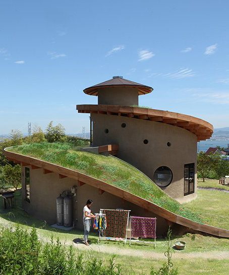 Awaji Island, Unusual House, Spiral Garden, Architecture Cool, Casa Hobbit, Earthship Home, Cob House, Earth Homes, Natural Building