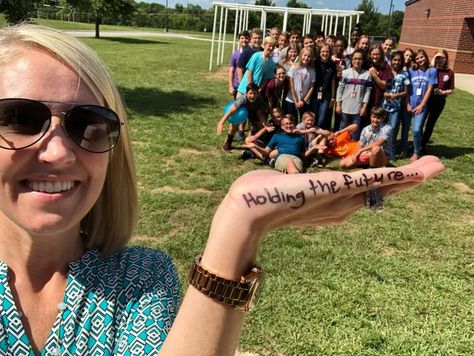 These Sumner County teachers won 'Get Your Selfie to School' contest Teachers Photography, School Teacher Photo, Teacher Picture Day, Classroom Photography, Staff Photos, Teacher Picture, Photo Boots, Group Photo Poses, Teacher Photo