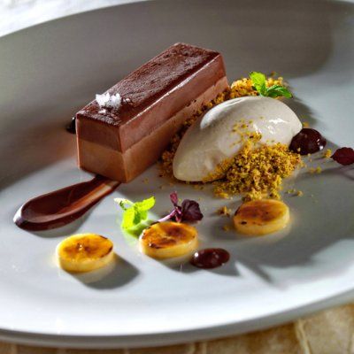 Gourmet Desserts Presentation, Michelin Dessert, Dessert Plate Decoration, Pistachio Crumble, Chocolate Mousse Desserts, Professional Cake Decorating, Fine Dining Desserts, Gourmet Food Plating, Avocado Chocolate Mousse