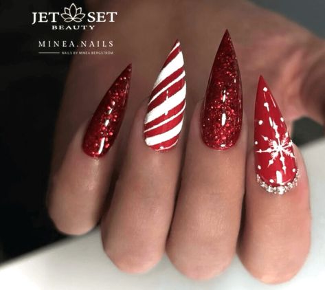 Posted by Zoe Scott: Dive into the festive fashion world with our guide on "20 Stiletto Christmas Nails." This post is your ultimate resource for embracing the holiday sea... Nail Art Noel, Red Christmas Nails, Fake Nails With Glue, Almond Nail, Festival Nails, Xmas Nails, Stick On Nails, Christmas Nail Designs, Christmas Nail